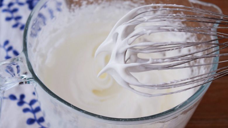 酸奶蛋糕,打发至湿性发泡，提起打蛋器有大弯勾即可，称为蛋白霜
