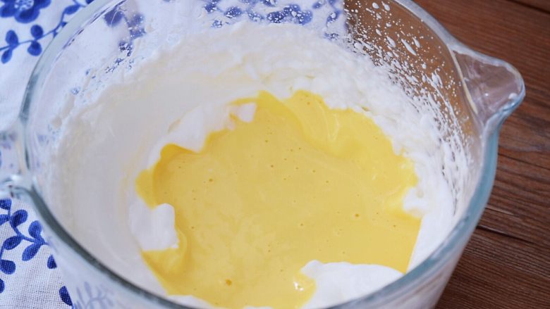 酸奶蛋糕,再把拌匀的蛋黄糊倒回蛋白霜中，翻拌或上下拌匀，加入蛋白霜后，面糊一定不要画圈，不然会消泡，要用翻拌手法或者上下拌法