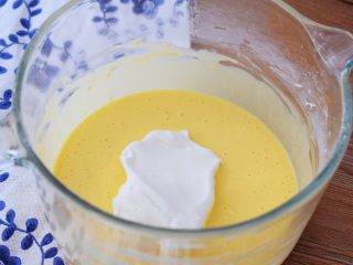 酸奶蛋糕,把三分之一的蛋白霜加入蛋黄糊中，翻拌或都上下拌匀