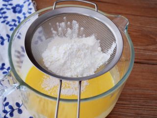 酸奶蛋糕,再低筋面粉和玉米淀粉混合筛入，分两次筛入，每次筛入都要拌匀才能再筛入下一次，这样能够防止颗粒的产生。