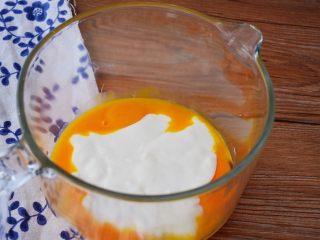 酸奶蛋糕,蛋黄中加入酸奶搅拌均匀