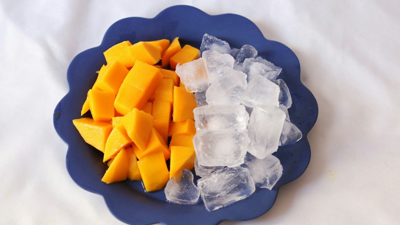 牛奶沙冰♛芒果沙冰,芒果取果肉切块，准备适量冰块