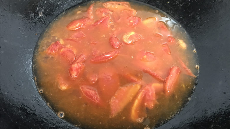 番茄鱼,加入适量的水煮开，然后加入番茄火锅料。