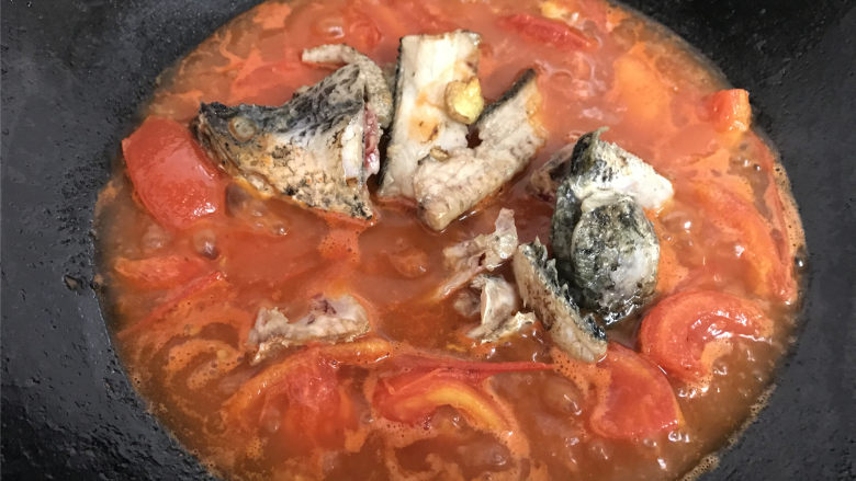 番茄鱼,再把煎好的鱼头鱼尾和鱼骨一起放入汤料大火煮开后转中火。