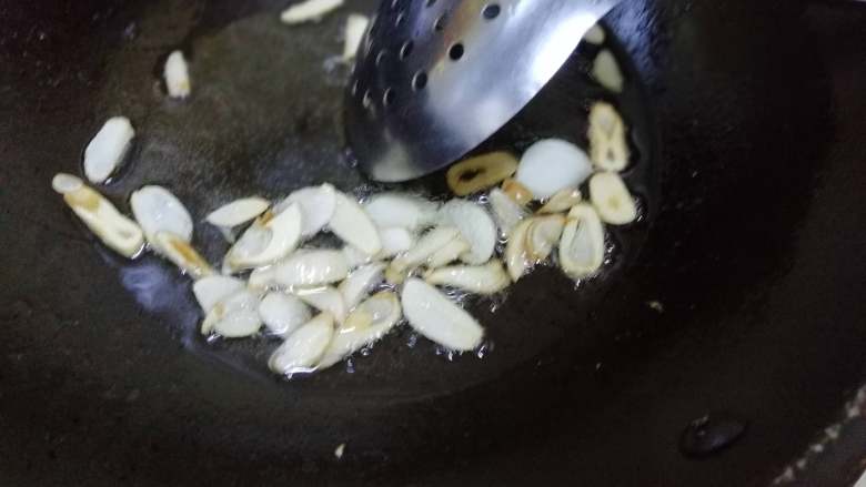 炝鳝丝,炸至蒜片金黄色，捞出蒜片，剩底油。