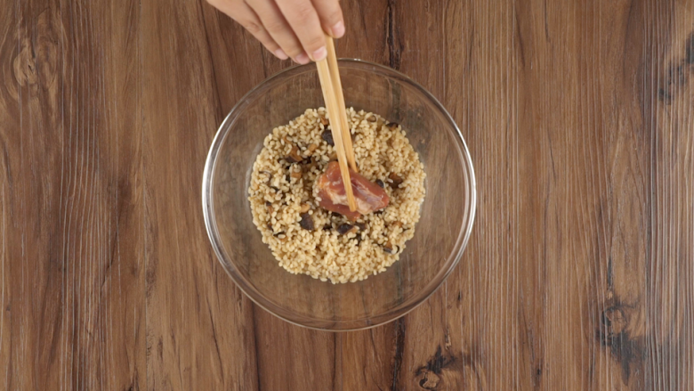 粽香排骨卷,腌好的肋排放在糯米中滚一圈沾上糯米