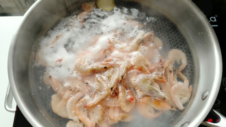 柠檬虾,冷水下锅，焯熟。