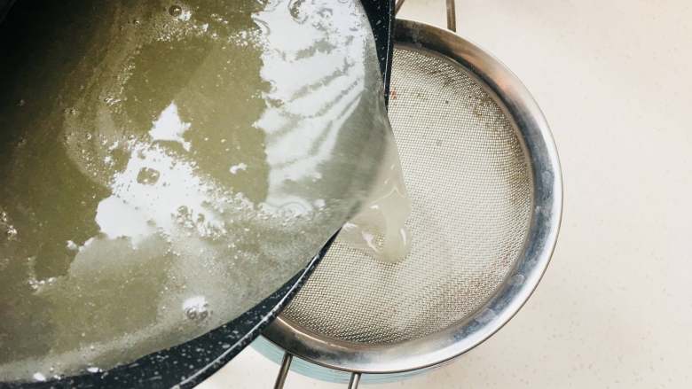 KITTY柠檬海绵（镜面淋面）,将混合好的溶液过筛，过滤掉杂质。