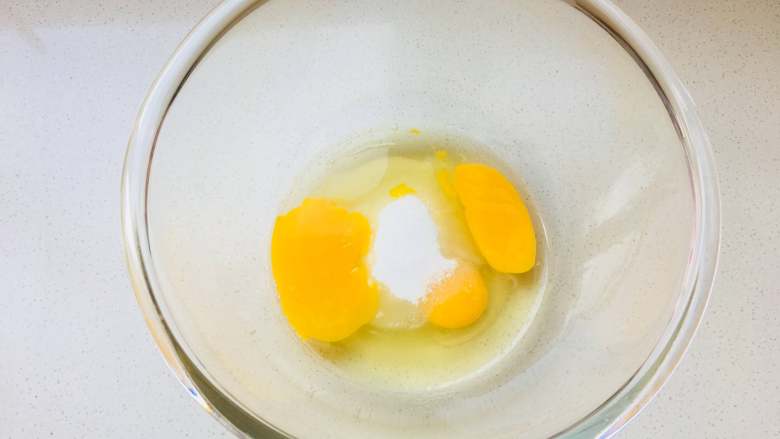 KITTY柠檬海绵（镜面淋面）,<a style='color:red;display:inline-block;' href='/shicai/ 595'>柠檬</a>海绵部分——将鸡蛋与糖放入容器中，用蛋抽搅拌蛋液，无需打发