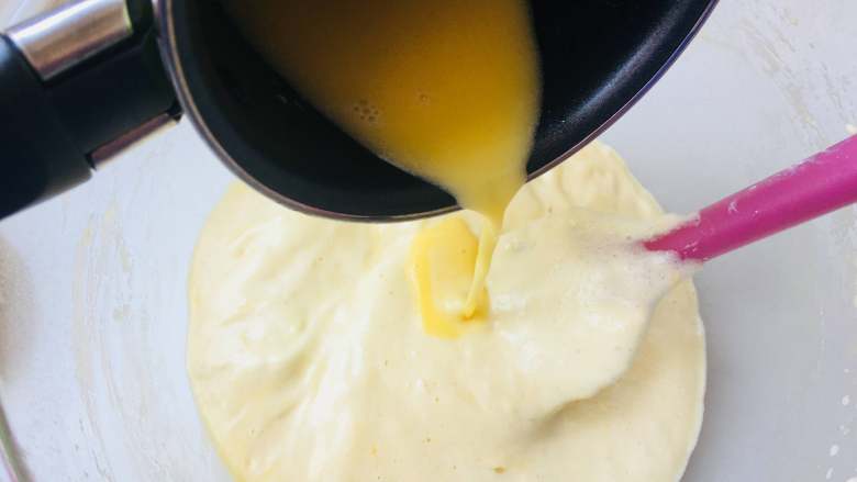 KITTY柠檬海绵（镜面淋面）,将黄油分两次倒入蛋糊中，每一次加入黄油，都要翻拌均匀后，再加下一次。（黄油温度不可过高）