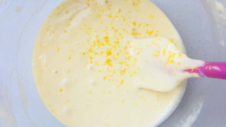 KITTY柠檬海绵（镜面淋面）,取一个柠檬的皮，放入翻拌好的蛋糊中。简单翻拌。