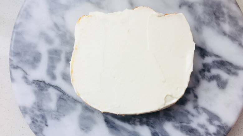 KITTY柠檬海绵（镜面淋面）,将适量打发的淡奶油涂于夹层上