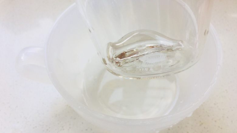 KITTY柠檬海绵（镜面淋面）,将水饴隔水加热至流动性较强时，取出。