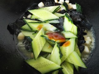 黄瓜木耳炒扇贝,最后放入黄瓜一同翻炒，加入盐、蚝油调味