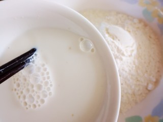 奶香银丝卷,搅拌融化后倒入面粉碗中