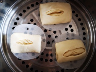 奶香银丝卷,全部完成后放入蒸锅中进行第二次醒发(10分钟)