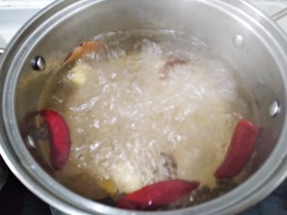 五香盐水煮毛豆,锅中水烧开
