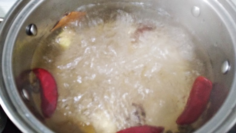 五香盐水煮毛豆,锅中水烧开