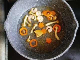 宝宝辅食—咖喱时蔬鲜虾面,倒入一碗清水和一块宝宝咖喱块
