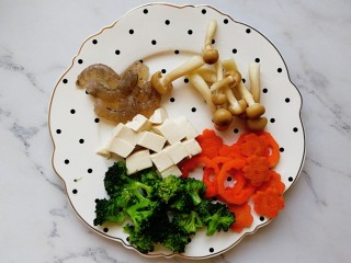 宝宝辅食—咖喱时蔬鲜虾面,鲜虾去壳去虾线，焯过的西兰花切小朵，胡萝卜压花
