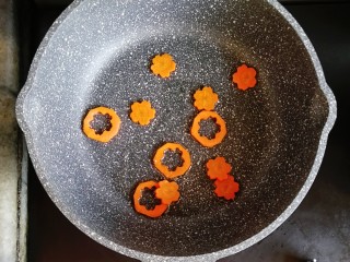 宝宝辅食—咖喱时蔬鲜虾面,锅内倒入少许油，倒入胡萝卜翻炒