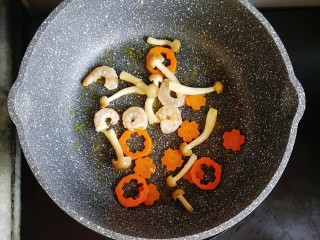 宝宝辅食—咖喱时蔬鲜虾面,再倒入蟹味菇和鲜虾翻炒至鲜虾变色