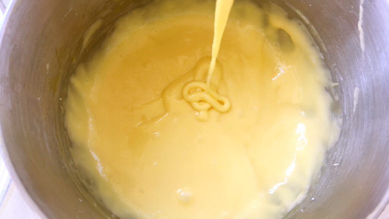 虎皮蛋糕,用蛋抽画Z字将蛋黄与面糊搅拌均匀顺滑