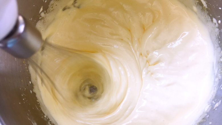 虎皮蛋糕,用打蛋器高速打发至蛋黄蓬松，颜色变浅发白