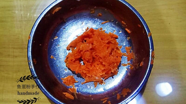 奇异果萝卜饭团,我萝卜隔水蒸熟，然后把萝卜切碎。或者用搅拌机搅成萝卜泥。