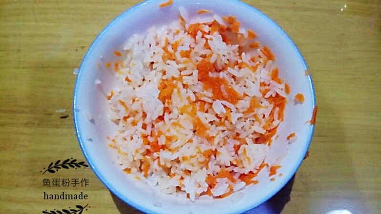 奇异果萝卜饭团,把萝卜泥加到米饭里搅拌均匀。