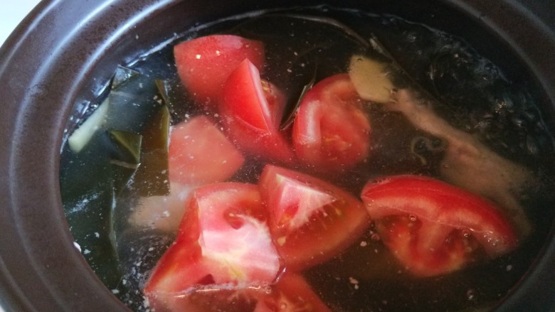 泰式冬阴功汤,放入番茄一起煮开。