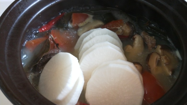 泰式冬阴功汤,加入白萝卜。