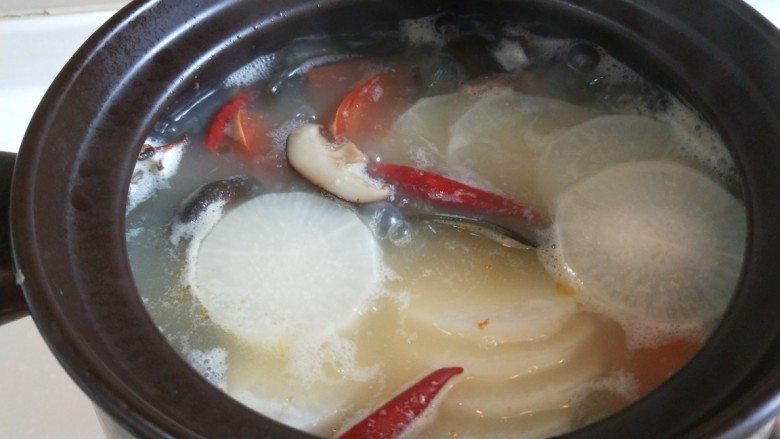 泰式冬阴功汤,白萝卜这会儿煮软了。
