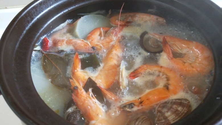 泰式冬阴功汤,鲜虾煮开关火。