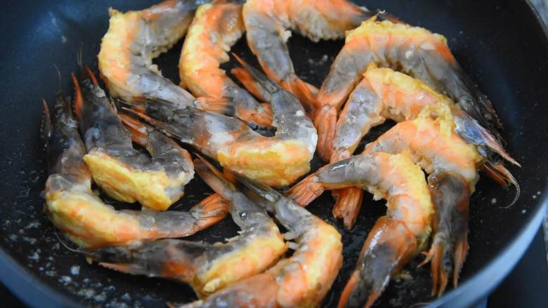 好吃到吮手指，让你回味无穷的泰式咖喱虾,两侧煎至金黄色。