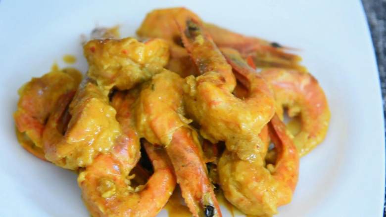 好吃到吮手指，让你回味无穷的泰式咖喱虾,捞出，装盘。