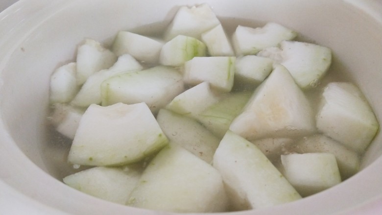新文美食  排骨冬瓜汤,排骨先放入砂锅炖两个小时，在加入冬瓜煮半小时即可。