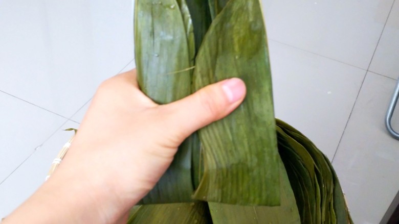 不同类型粽子的包法,包好的粽子叶下端再次对折。
