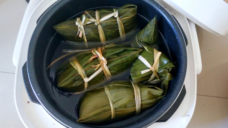 不同类型粽子的包法,粽子放进高压锅里，水要没过粽子哦(´-ω-`)