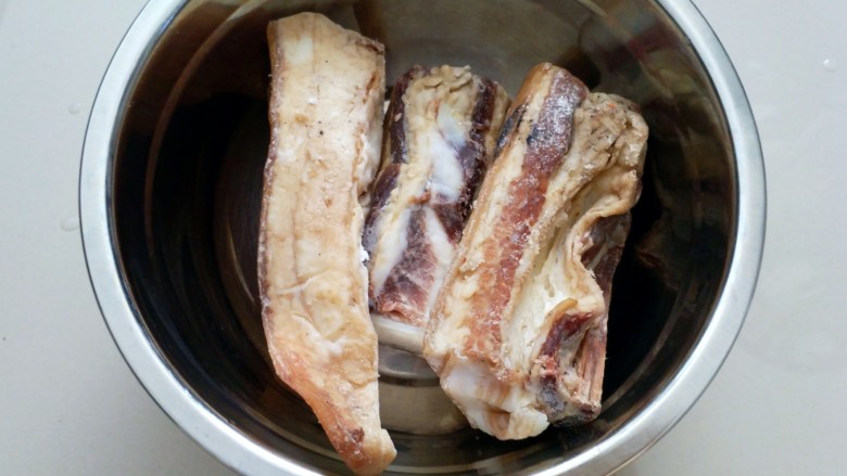 不同类型粽子的包法,腊肉用热水煮一下。洗干净