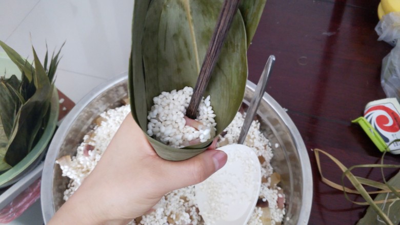 不同类型粽子的包法,把糯米往里加，用筷子把角的位子怼实，其它地方不用压得太实。