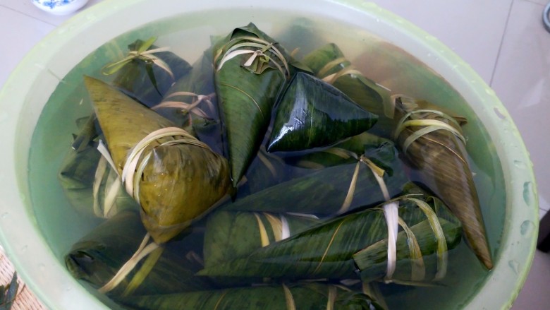不同类型粽子的包法,因为米没有泡过，所以包好的粽子尽量用水泡1-2小时后在煮。