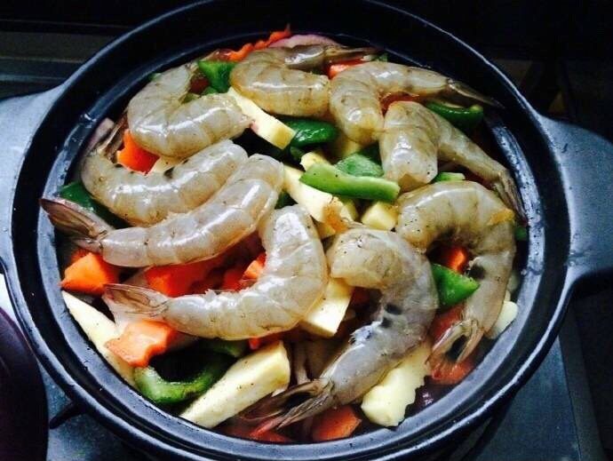 三汁鸡翅焖锅,将腌制好的虾摆在配菜上