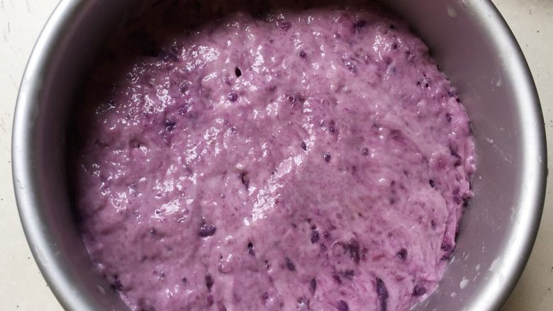 紫薯发糕,发酵至原来的二倍大，放入模具中（我这个是六寸蛋糕模）