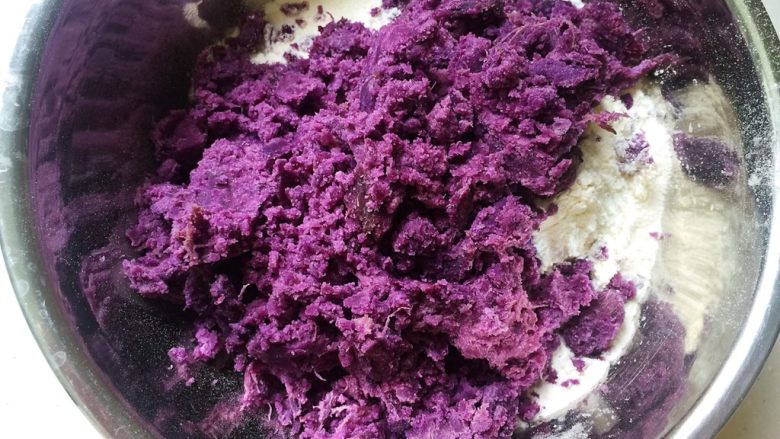 紫薯发糕,把放凉了的紫薯放入