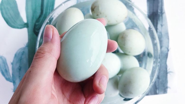 “粽”情于你：糯米灌鸭蛋,将鸭蛋泡水表面清洗干净