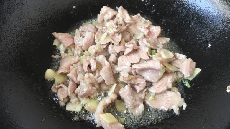木须肉,放入肉片煸炒至颜色发白。