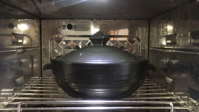 梅菜排骨煲,将梅菜排骨盛在沙锅里，放在蒸箱里大火蒸30分钟，蒸至骨酥肉烂即可。