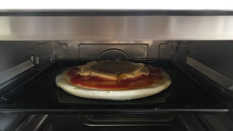 早餐番茄酱火腿鸡蛋披萨,放入烤箱，上下火，180°15分钟