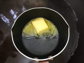 蒜香烤吐司,黄油隔水融化